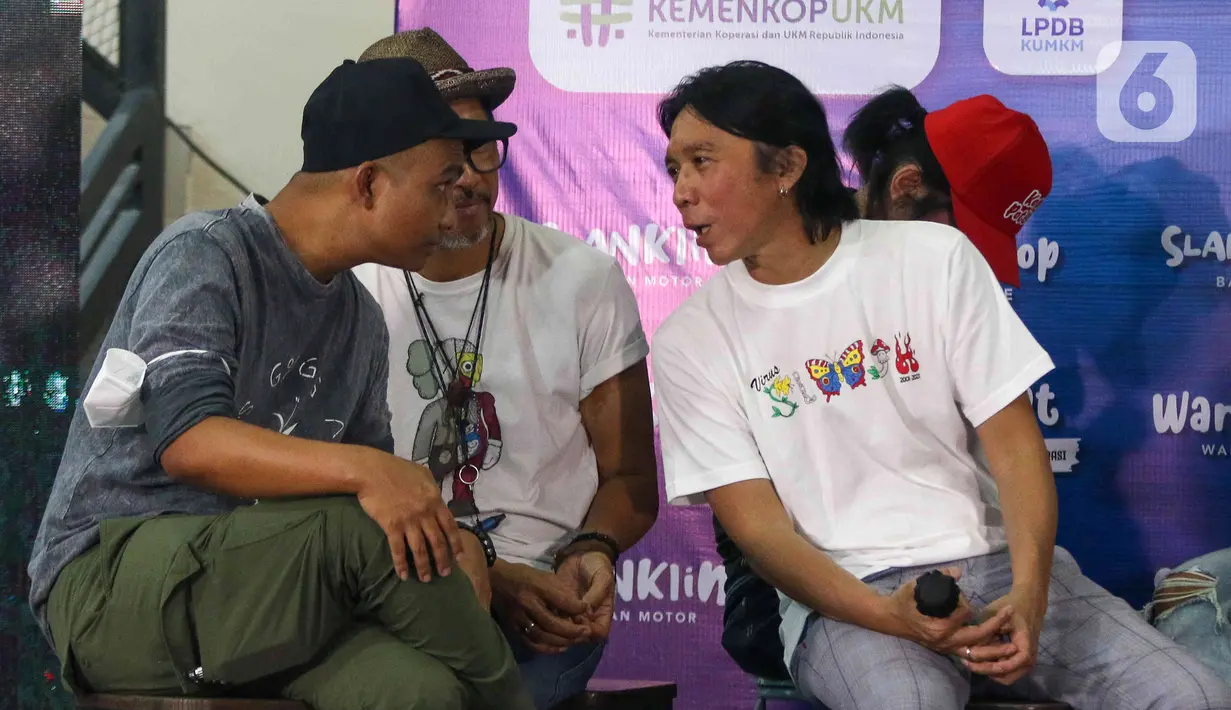 Personel grup band Slank berbincang saat peluncuran Slankops di Basecamp Slank, Jakarta, Selasa (19/7/2022). Slankops diluncurkan sebagai bentuk kepedulian dan dedikasi personelnya untuk memberdayakan generasi muda yang utamanya para Slanker dan wadah berproses menjadi wirausaha mandiri serta tangguh. (Liputan6.com/Herman Zakharia)