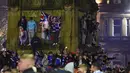 Para fans Glasgow Rangers memadati George Square, pusat kota Glasgow (7/3/2021) untuk merayakan keberhasilan tim kesayangan mereka merebut gelar Liga Utama Skotlandia setelah memimpin 20 poin dari saingan terdekat, Glasgow Celtic. (AFP/Andy Buchanan)