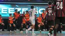 Pemain Lynx Hunters, King Chima mengacungkan jari tengah di depan bangku cadangan Grim Reaper dalam laga Futsal X Series 2 di GOR UNJ, Rawamangun, Jakarta, Sabtu (17/01/2026). (Bola.com/Bagaskara Lazuardi)