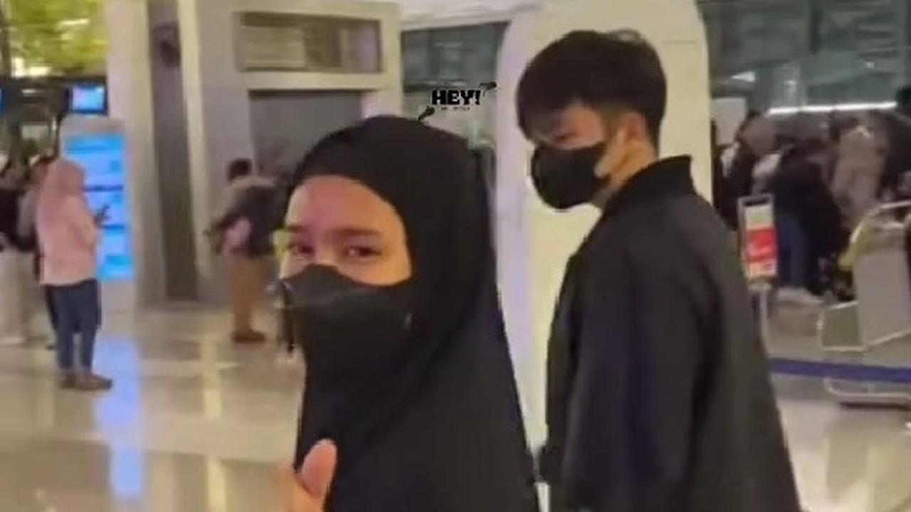 4 Potret Shenina Cinnamon Jalani Umrah Perdana Bersama Suami, Pakai Busana Syar'i Dan Tampil Tanpa Makeup