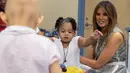 Ibu Negara AS, Melania Trump bermain dengan pasien anak, Natalayah Fields saat mengunjungi Rumah Sakit Anak Monroe Carell Jr. di Nashville, Selasa (24/7). Kedatangan Melania untuk berdiskusi terkait Neonatal Abstinence Syndrome (NAS). (AFP/SAUL LOEB)
