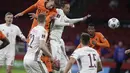 Penyerang Belanda, Luuk de Jong menyundul bola saat mencetak gol ke gawang Latvia pada lanjutan Kualifikasi Piala Dunia 2022 zona Eropa Grup G di Johan Cruyff ArenA, Minggu (28/3/2021). Belanda menang atas Latvia 2-0. (AP Photo/Peter Dejong)