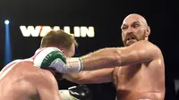 Tyson Fury memang berhasil memenangkan pertarungan melawan Otto Wallin di Las Vegas, Nevada, Amerika Serikat, Sabtu (14/9/2019). (David Becker / GETTY IMAGES NORTH AMERICA / AFP)
