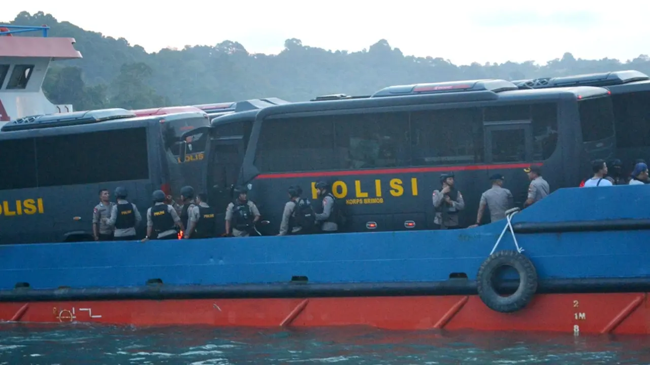 Polisi bersenjata laras panjang mengawal penyeberangan napi teroris ke Lapas Nusakambangan. (Foto: Liputan6.com/Muhamad Ridlo)