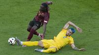 Winger Belgia Jeremy Doku (kiri) mendapatkan gangguan dari Ratiu, bek Rumania saat melakukan serangan di pertandingan kedua grup E Euro 2024 di stadion Rhein Energie (AP)