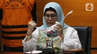 Wakil Ketua KPK, Lili Pintauli Siregar bersiap menyampaikan keterangan terkait penahanan Anggota DPRD Propinsi Jawa Barat periode 2014-2019 Ade Barkah Surahman dan Siti Aisyah Tuti Handayani di Gedung KPK, Jakarta, Kamis (15/4/2021). (Liputan6.com/Helmi Fithriansyah)