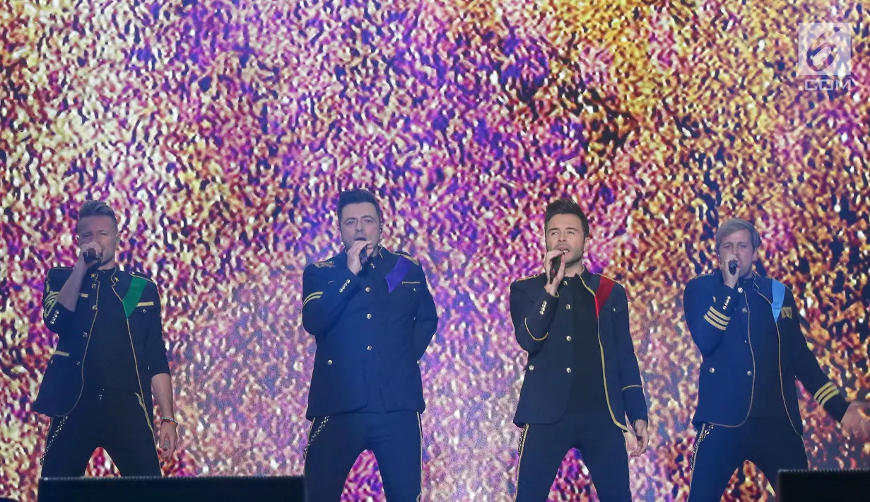 Personel Westlife tampil dalam konser "Westlife - TheTwentyTour 2019" di ICE BSD, Tangerang, Selasa (6/8/2019). Westlife membuka konser dengan lagu Hello My Love, My Love, What About Now serta Swear It Again. (Liputan6.com/Fery Pradolo)
