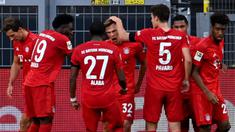 Pemain Bayern Munchen merayakan gol yang dicetak Joshua Kimmich ke gawang Borussia Dortmund pada laga pekan ke-28 Bundesliga di Stadion Signal Iduna Park, Selasa (26/5/2020) waktu setempat. Bayern Munchen menang 1-0 atas Borussia Dortmund. (AFP/Federico Gambarini/Pool)
