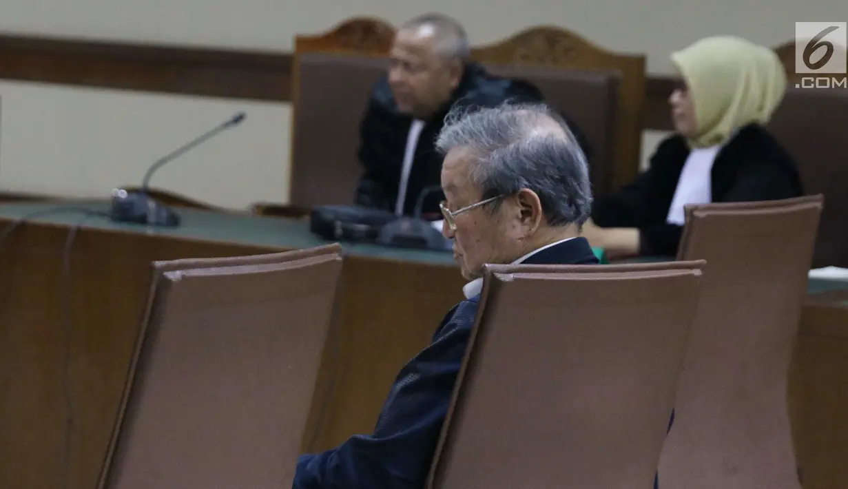 Terdakwa suap kasus suap hakim PN Tipikor Medan, Tamin Sukardisaat menjalani sidang pembacaan putusan di Pengadilan Tipikor, Jakarta, Kamis (4/4). Tamin Sukardi divonis 6 tahun penjara dan denda Rp 300 juta subsider 3 bulan kurungan. (Liputan6.com/Helmi Fithriansyah)
