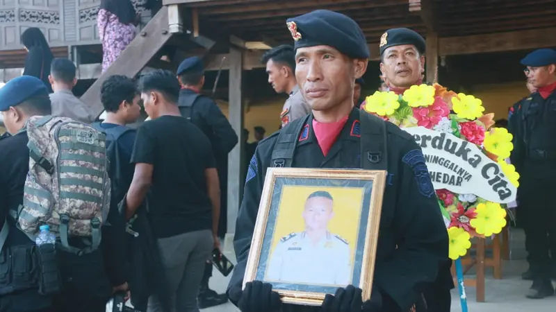 Jenazah Brigpol Anumerta Hedar tiba di Bandara Internasional Sultan Hasanuddin, Makassar, Selasa (13/8/2019) sekitar pukul 15.00 Wita.