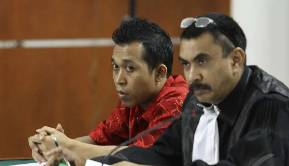 Meskipun Hendra menjabat direktur saat itu, kehidupan keluarganya juga tak berubah. Untuk menambah penghasilan, istrinya kadang berjualan makanan kecil (Liputan6.com/Faizal Fanani).