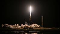 NASA dan badan antariksa Rusia, Roscosmos, bersama-sama mengoperasikan ISS. Mereka telah menyiapkan program pertukaran astronaut dan masing-masing secara bergiliran mengangkut anggota awak dari negara lain. (CHANDAN KHANNA/AFP)