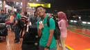 Senyum Pemain Timnas U-19, Firza Andika saat bersiap melakukan check in di Bandara Soekarno-Hatta, Cengkareng, (28/10/2017). Timnas U-19 akan mengikuti kualifikasi Piala Asia di Korea Selatan. (Bola.com/Nicklas Hanoatubun)