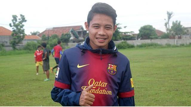 Evan Dimas melakukan latihan ringan di lapangan sekitar rumahnya sebelum berangkat ke Spanyol awal Februari ini.