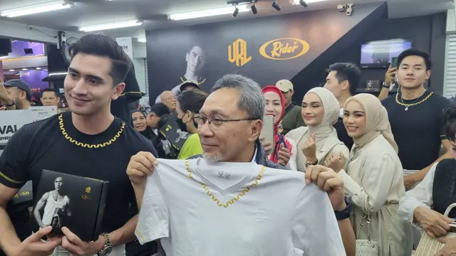Zulkifli Hasan mengunjungi  booth Riders × Verrell Bramasta di PRJ.