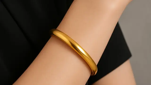 8 Inspirasi Gelang Emas Polos 24K, Fashion Item yang Enggak Pernah Ketinggalan Zaman
