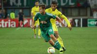 Andalan lini tengah Rapid Vienna, Louis Schaub, akan tampil all out demi mengukir kemenangan melawan Viktoria Pilsen di laga lanjutan Grup E Liga Europa, Jumat (23/10/2015) dini hari nanti. (Bola.com/Reza Khomaini)