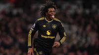 Pemain Manchester United (MU), Patrick Dorgu, berlari merayakan gol yang dicetaknya ke gawang Arsenal pada lanjutan Liga Inggris 2025/2026 di Emirates Stadium, Minggu (26/1/2026) malam WIB. (Mike Egerton/PA via AP)