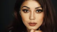 Seorang beauty vlogger asal Korea Selatan membuat video tutorial makeup yang mengubah wajahnya mirip Kylie Jenner.