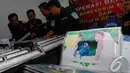 Berkat kecurigaan dan kejelian petugas, sabu dalam pipa dan album foto itu berhasil diamankan, Jakarta, Rabu (21/5/2014) (Liputan6.com/Miftahul Hayat).