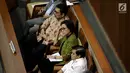 Menteri Keuangan Sri Mulyani menghadiri Rapat Paripurna DPR RI di Kompleks Parlemen, Jakarta, Kamis (27/7). Rapat mengambil keputusan persetujuan aturan intip rekening dari Perppu Nomor 1 Tahun 2017 menjadi UU. (Liputan6.com/Johan Tallo)