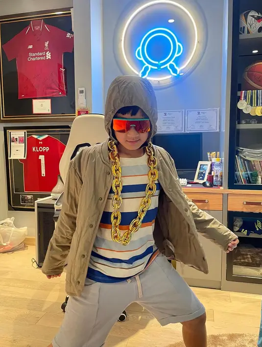 Namun jaket cokelat dengan hoodie dan kalung rantai emas bikin Rafathar tampil swag. [@raffinagita1717]