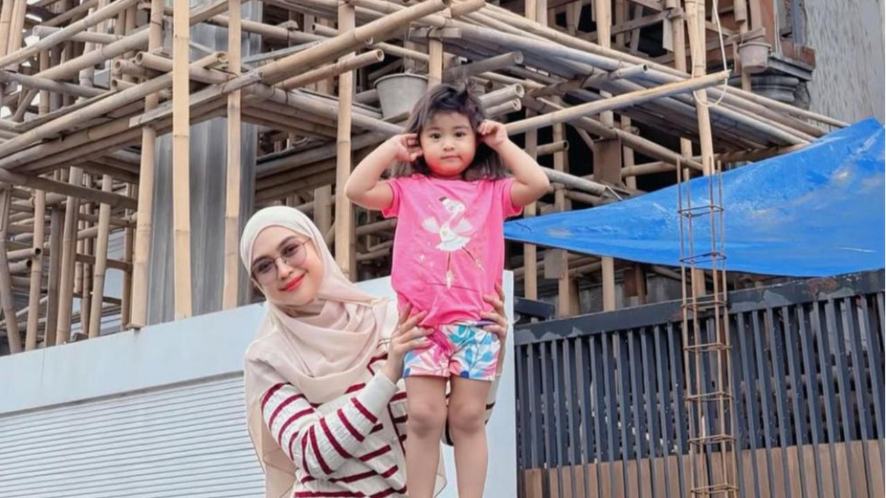 Ada Kolam Renang Mewah, 5 Potret Ria Ricis dan Moana Kunjungi Proses Pembangunan Rumah