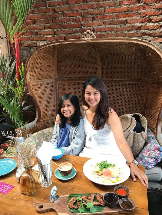 Di keluarga Dinda, ternyata tak hanya dia sendiri yang meneruskan kiprah ibunya. Kedua adik Dinda bernama Irvaldi Ananda Putra dan Della Adisty Handayani juga digadang-gadang sebagai atlet panahan potensial di Jawa Timur. (Liputan6.com/IG/@delliedinda)