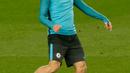 Gelandang Chelsea, Eden Hazard menendang bola saat latihan tim di stadion Camp Nou di Barcelona (13/3). Pada leg pertama Chelsea bermain imbang 1-1 dengan Barcelona di Stadion Stamford Brigde, Inggris. (AFP Photo/Pau Barrena)