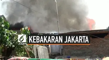 Kebakaran terjadi di kawasan padat penduduk di Cipinang Besar Jakarta Timur. 9 rumah dilaporkan hangus terbakar. lokasi yang sempit menyulitkan petugas Damkar menuju lokasi. warga secara swadaya berusaha memadamkan api.