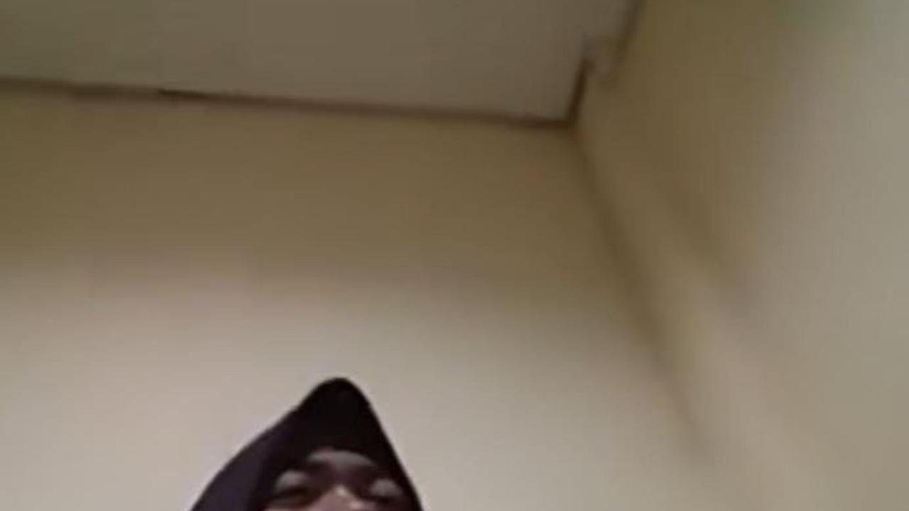 Aul pertama kali terjun di dunia Tiktok tahun 2019. Wanita ini kerap mengunggah berbagai hal nyeleneh di kontennya.<br>