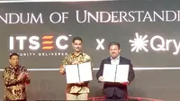 Momen Patrick Dannacher, President Director ITSEC Asia dan Kevin Chalker, CEO & Founder Qrypt, menandatangani Memorandum of Understanding (MoU) di The Ritz Carlton Pacific Place, Jakarta, Rabu (27/8/2025). (Liputan6.com/ Anka Fergy Agustian)