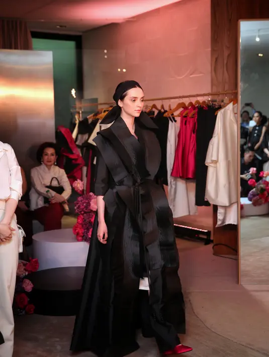 "Awalnya karena nggak sengaja lihat baju ready to wear yang dirancang Yefta Gunawan, kok bagus-bagus dan ternyata dia juga belum pernah merilis resmi koleksi ready to wear, jadi kenapa enggak kolaborasi aja sama kita," cerita Nathasha Midori. (Adrian Putra/Fimela.com)