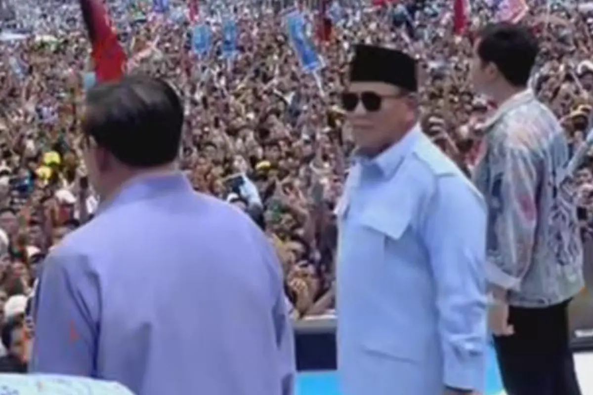 Calon presiden nomor urut 2, Prabowo Subianto disorot netizen saat tertangkap kamera mundur satu langkah karena tak ingin membelakangi Presiden Republik Indonesia ke-6, Susilo Bambang Yudhoyono saat keduanya sama-sama berada di atas panggung Pesta Rakyat