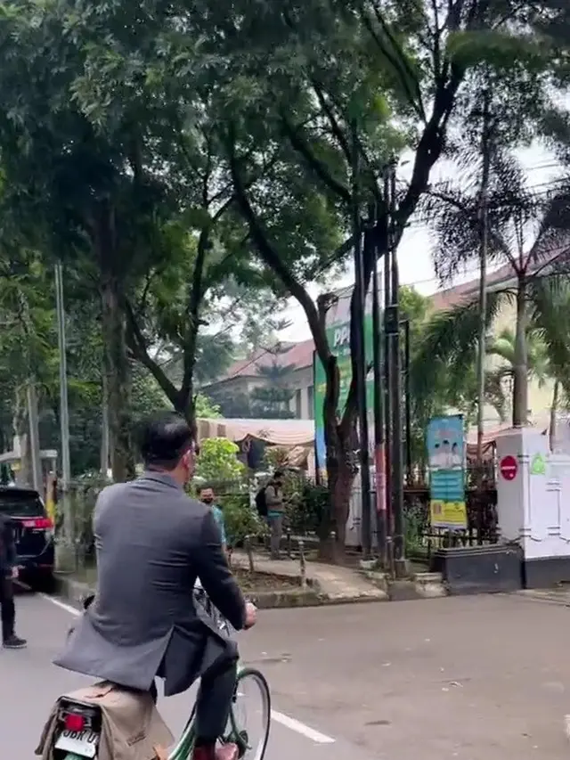 Ridwan Kamil Dinas Pakai Sepeda