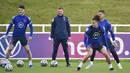 Pemain Inggris Declan Rice (kiri) dan Kalvin Phillips saat sesi latihan di St George's Park, Burton upon Trent, Inggris, Senin (5/7/2021). Inggris akan melawan Denmark pada pertandingan semifinal Euro 2020. (AP Photo/Rui Vieira)