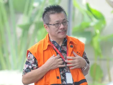 Direktur Utama PT Menara Agung Pusaka Donny Winoto saat tiba di gedung KPK, Jakarta, Kamis (1/3). Donny Winoto diperiksa penyidik KPK sebagai tersangka kasus suap kepada Bupati Hulu Sungai Tengah. (Liputan6.com/Herman Zakharia)