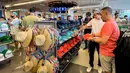 Suporter memilih topi dan berbagai aksesori resmi Piala Dunia 2026 di FIFA Store, MetLife Stadium, East Rutherford, New Jersey, Amerika Serikat, menjelang laga fase grup Prancis melawan Senegal. Beragam merchandise resmi menjadi buruan penggemar dari berbagai negara. (KLY Sports/Hery Kurniawan)