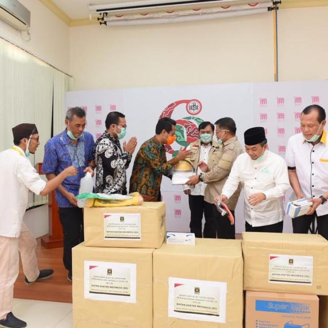 Sambangi Idi Pks Sumbang Apd Dan Alkes Untuk Tim Medis Penanganan
