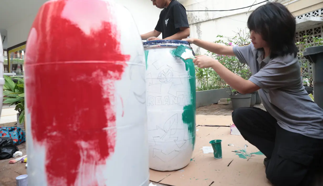 Sejumlah siswa komunitas perkusi Labsky Kebayoran "Dungtakravara" mengecat alat musik berbahan daur ulang di SMA Labschool Kebayoran, Jakarta Selatan, Kamis (23/7/2026). Drum plastik bekas, galon air mineral, diolah menjadi alat musik dan dekorasi panggung untuk drama musikal Skylite serta pentas seni Skyavenue 2026. (KLY/ Budy Santoso)