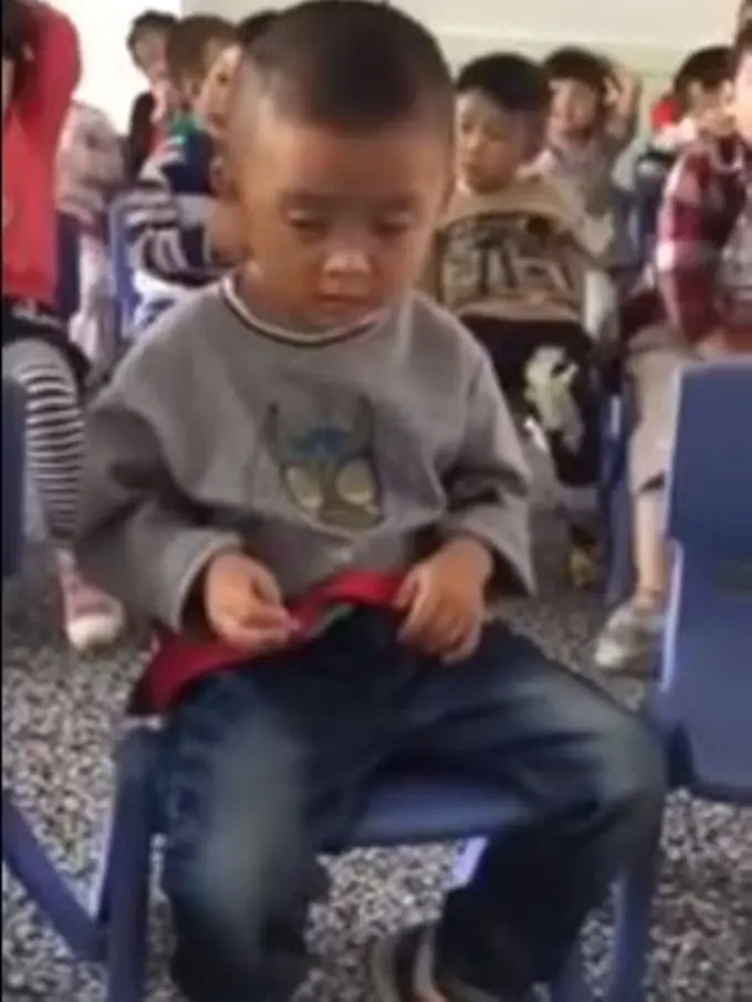 Ngantuk Berat, Bocah Ini Masih Semangat Tepuk Tangan