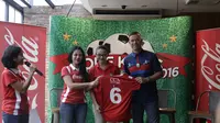 Head of Corporate Communications PT Coca Cola Indonesia Amatil (CCIA), Kristy Nelwan bersama Techincal Advisor Asian Soccer Academy, Lee Hawkins, secara resmi meluncurkan Coke Kicks 2016, Selasa (26/4/2016) (Bola.com/Zulfirdaus Harahap)