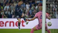 Pemain Paris Saint-Germain atau PSG Lionel Messi gagal mencetak gol dalam pertandingan Ligue 1 Prancis melawan Troyes di Stadion Parc des Princes, Senin (9/5/2022) dini hari WIB. (AP Photo/Christophe Ena)