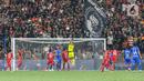 Kiper Persija Jakarta Adre Arido menipis bola  pada laga persahabatan melawan Chonburi FC dalam rangka peresmian Stadion Jakarta International Stadium (JIS) di Jakarta, Minggu (24/7/2022). Pertandingan berakhir imbang dengan skor 3-3. (Liputan6.com/Herman Zakharia)