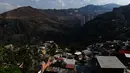 Pemandangan permukiman kumuh Petare di Caracas pada 19 Mei 2019. Petare yang merupakan kawasan kumuh terbesar di Venezuela menjadi rumah bagi lebih dari 500.000 jiwa. (Photo by MARVIN RECINOS / AFP)