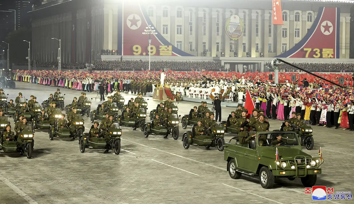 Tentara Korea Utara pada parade kendaraan selama perayaan ulang tahun ke-73 negara itu di Lapangan Kim Il Sung di Pyongyang, Kamis (9/9/2021). Korea Utara dilaporkan menggelar parade militer pada Kamis dini hari dalam rangka merayakan HUT ke-73. (Korean Central News Agency/Korea News Service via AP)