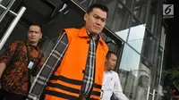 Tersangka kasus dugaan korupsi pengadaan KTP berbasis elektronik (e-KTP) Andi Agustinus alias Andi Narogong bersiap menjalani pemeriksaan di Gedung KPK, Jakarta, Senin (22/5). (Liputan6.com/Helmi Afandi)