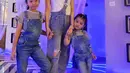 Kali ini tampil kembaran bareng Thalia dan Thania dengan padu padan t-shirt dan denim overall. [@sarwendah29]