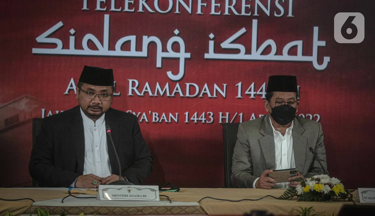 Menteri Agama Yaqut Cholil Qoumas (kiri) memberikan keterangan seusai sidang Isbat penentuan awal bulan Ramadhan di Kantor Kemenag Jakarta, Jumat (1/4/2022). Pemerintah menetapkan awal bulan Ramadhan 1443 H jatuh pada hari Minggu (3/4/2022). (Liputan6.com/Faizal Fanani)