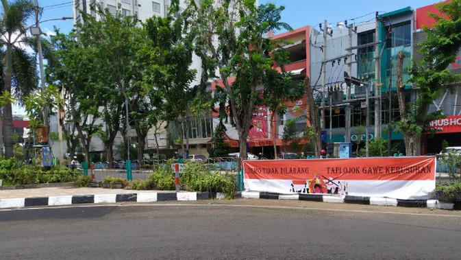 Sambut Demonstran Tolak UU Cipta Kerja, Spanduk Ini ...